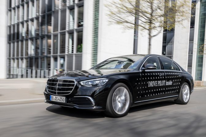 Feds want robotaxis to signal ‘I’m driving’ with cyan-colored lights